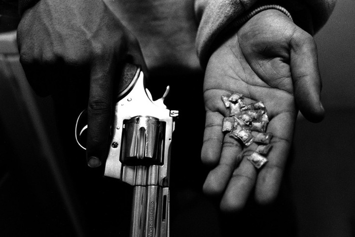Boogie. Гангстер держит в руках своим "рабочие инструменты": пистолет и пакетики с кокаином