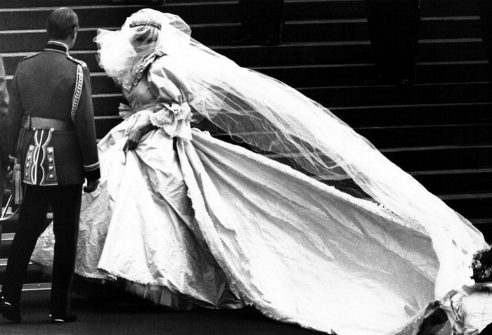 Леди Диана Спенсер, будущая принцесса Уэльская, впервые демонстрирует свое свадебное платье по пути к собору святого Павла на свадьбу с принцем Чарльзом в Лондоне 29 июля 1981 года. (Reuters/Mal Langsdon)