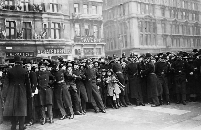 Лондон, февраль 1922 года: полиция пытается сдержать толпу желающих увидеть свадьбу принцессы Мэри и Генри Чарльза Джорджа. (© Hulton-Deutsch Collection/CORBIS)