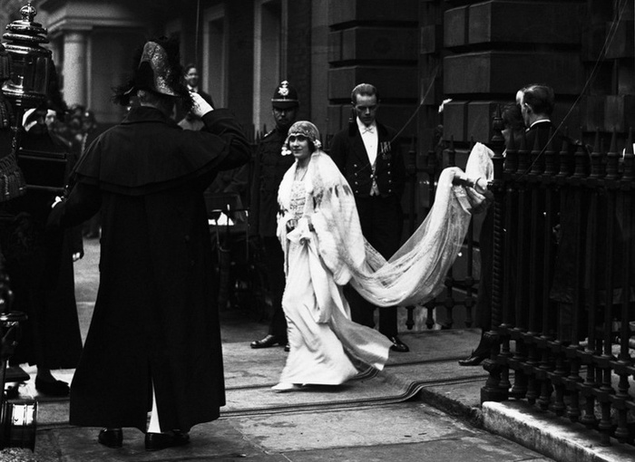 Герцогиня Йоркская покидает свой дом по пути на свадьбу в апреле 1923 года. (© Hulton-Deutsch Collection/CORBIS)