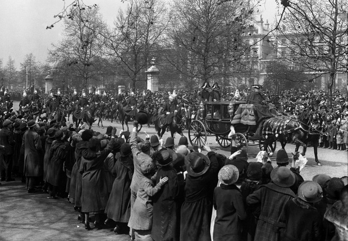 Герцог Йоркский со своей невестой проезжают мимо толп народа в Букингемский дворец после свадебной церемонии в Вестминстерском аббатстве 26 апреля 1923 года. (AP Photo)