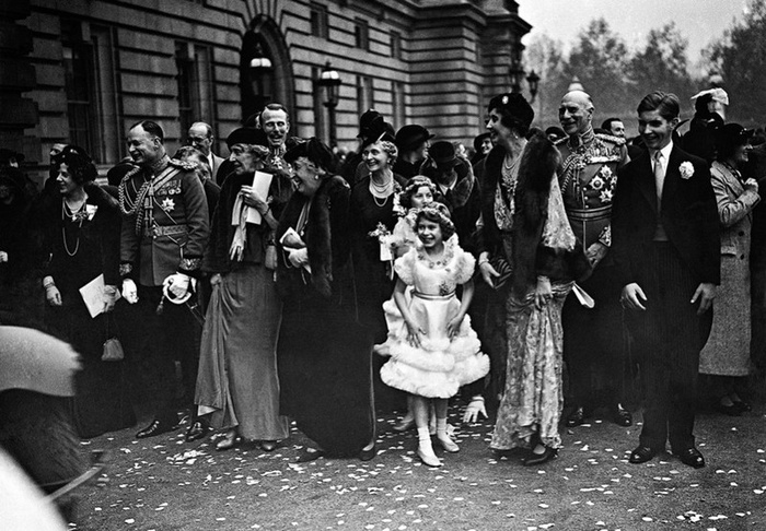 Слева направо: леди Мария Абель Смит, принцесса Мэри Луиза, принцесса Беатрис, принцесса Алиса, графиня Атлона; на переднем плане принцесса Элизабет, будущая королева, принцесса Патрисия, Александр Кэмбридж, граф Атлона и мастер Алекс Рэмси. Все собрались к прибытию принца Гарри, герцога Глостера и его супруги принцессы Алисы, герцогини Йоркской, бывшей леди Алисы 6 ноября 1935 года. (AP Photo/Staff/Putnam)