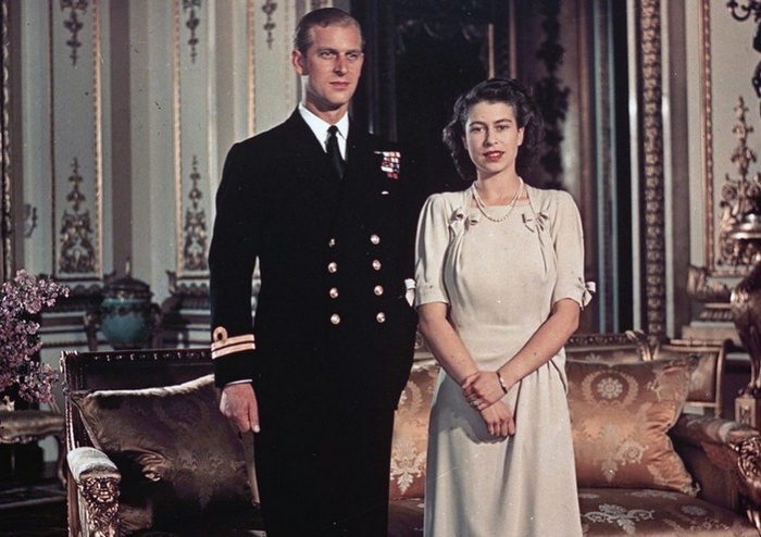 Принцесса Елизавета и лейтенант Филипп Маунтбаттен в сентябре 1947 года, за два месяца до свадьбы. (AP Photo)