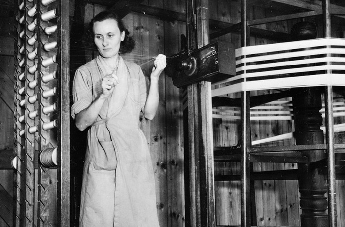 Луиза Соррелл, проработавшая на компанию «Warner and Sons, Ltd.» 17 лет, начинает вторую стадию приготовления шелка для свадебной фаты принцессы Елизаветы 10 октября 1947 года. На этом фото Соррелл убирает провисшие нитки там, где это необходимо. (AP Photo)