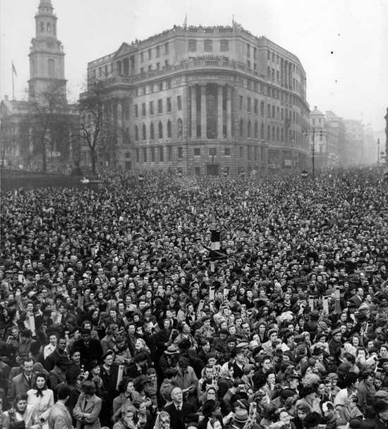 Толпы народа в Лондоне 20 ноября 1947 года. Люди пытаются увидеть свадебную процессию принцессы Елизаветы. (AP Photo)