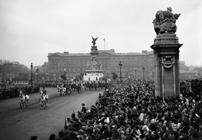 Кортеж невесты в сопровождении королевской конной гвардии покидает Букингемский дворец в Лондоне 20 ноября 1947 года. (AP Photo)