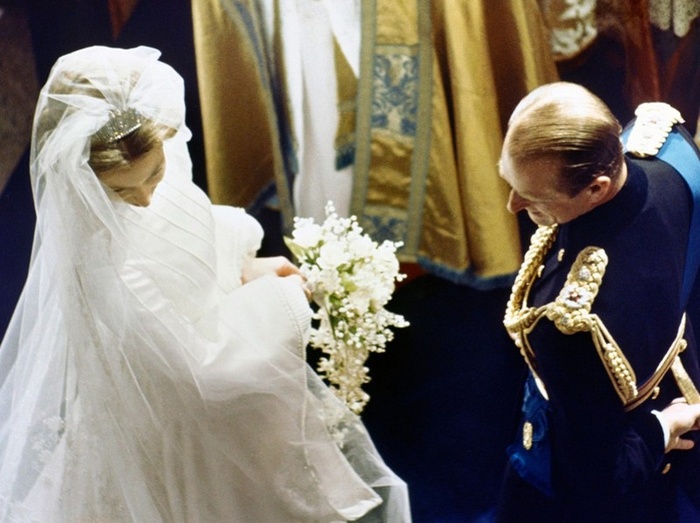 Принцесса Анна с отцом принцем Филиппом на ее свадьбе с капитаном Марком Филипсом в Вестминстерском аббатстве в Лондоне 14 ноября 1973 года. (AP Photo)
