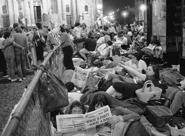 Люди спят на улице у собора святого Павла в Лондоне 19 июля 1981 года, чтобы занять хорошенько рассмотреть свадьбу принца Чарльза и леди Дианы Спенсер. (AP Photo)