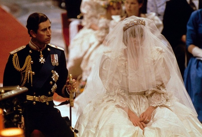 Принц Чарльз и леди Диана Спенсер в день свадьбы в соборе святого Павла в Лондоне 29 июля 1981 года. (AP Photo)