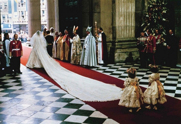 В платье с 7,6-метровой фатой бывшая леди Диана Спенсер, а ныне принцесса Уэльская покидает собор святого Павла с принцем Чарльзом после свадебной церемонии в Лондоне 29 июля 1981 года. (AP Photo)