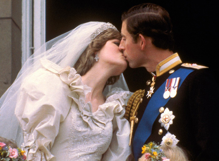 Новобрачные принцесса Диана и принц Чарльз на балконе Букингемского дворца в Лондоне 29 июля 1981 года. (AP Photo)