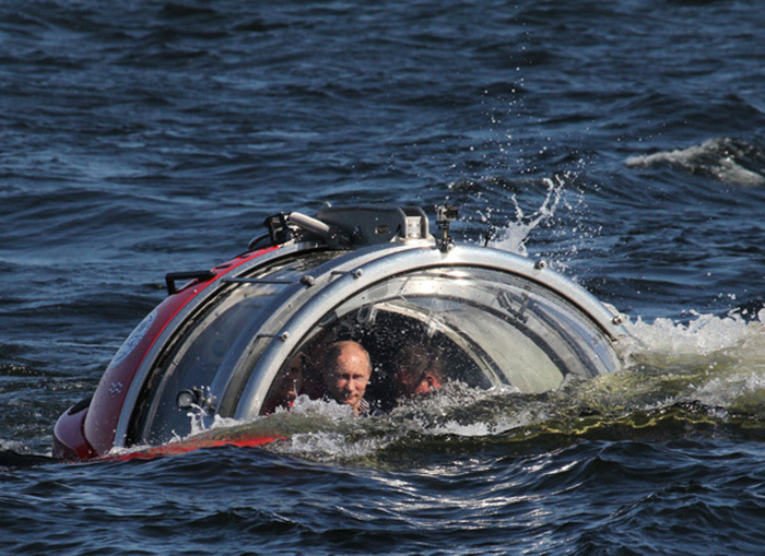 Президент Путин совершает погружение на батискафе © Константин Завражин