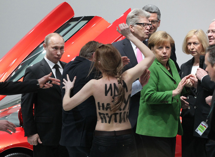 Нападение активисток Femen на президента Путина © Константин Завражин