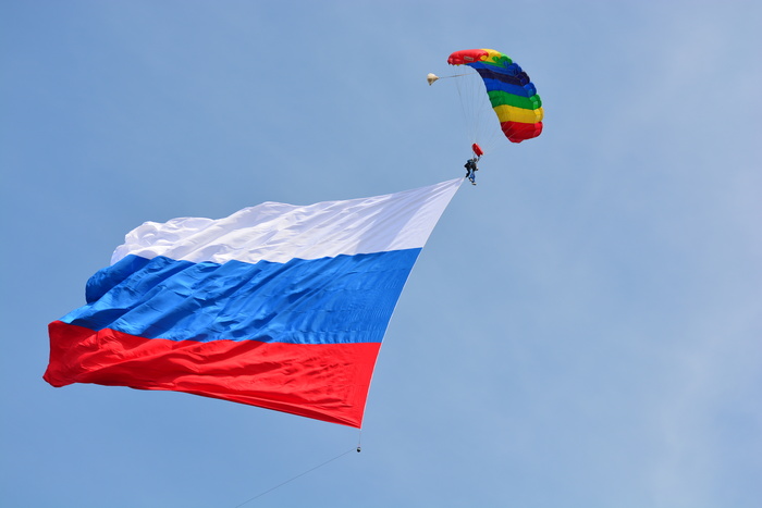 Прыжок с флагом 500 квадратных метров выполняет Сергей Разомазов
