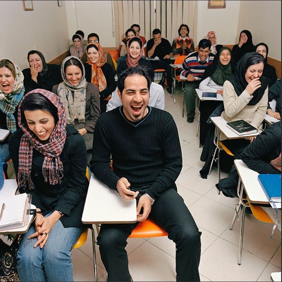 Мистер Мохташеми посещает школу смеха. Он уверен, что смех позитивно влияет на общение.
