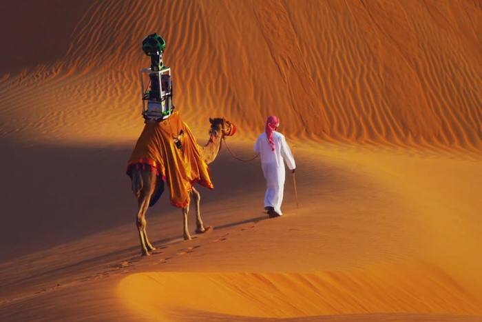 Верблюд снимает виды пустыни Лива для карт Google Maps