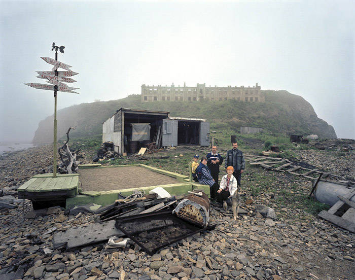 Остров Скрыплёва во Владивостоке.  На острове уже много лет располагается маяк. При царе там стояла одна артиллерийская батарея, в советское время другая (остатки которой до сих пор сохранились на острове). На заднем плане — бывшая казарма постройки 1940 года.