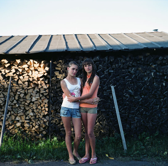 Ксения и Галя. Кич-городок. Вологодская область. 2010