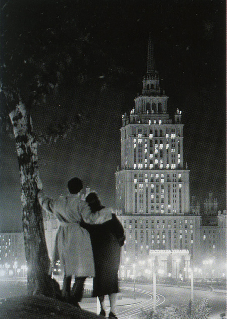 "У гостиницы "Украина", Е.Кассин, 1950 год
