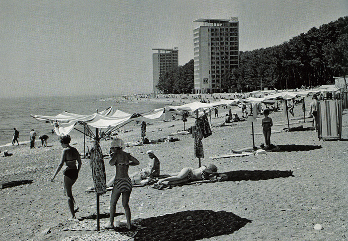 "На пляже Пицунды", В.Егоров, 1968 год