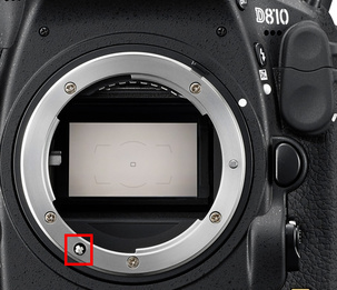 Байонет камеры со встроенным приводом фокусировки. Красным квадратом выделена та самая “отвертка”, обеспечивающая связь между объективом типа “AF” и встроенным мотором фокусировки.
