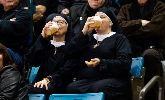 © Ben Nelms/Reuters . 
Монахини смотрят матч по керлингу