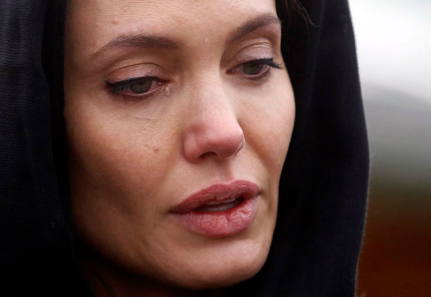 © Dado Ruvic/Reuters 
Актриса Анджелина Джоли во время посещения «Мемориала памяти жертв геноцида в Сребренице» в Потокари