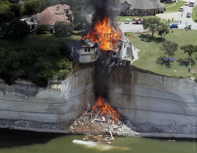 © Brandon Wade / Reuters
Дом на озере Уинти в штате Техас, США, который пришлось поджечь после того, как под ним обрушилась земля