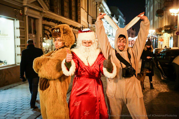 Наденьте костюм Деда Мороза – это обезоружит незнакомцев, которых вы снимаете