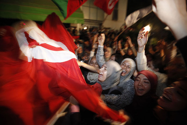 Сторонники Партии возрождения Туниса у ее штаб-квартиры, 25 октября 2011 года.