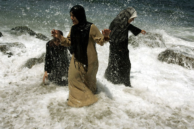 Женщины на пляже в Алжире.