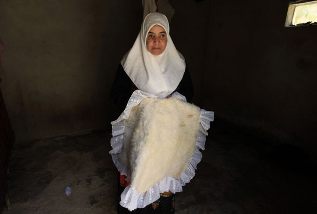 Хадда Лахерраб, 42 года, показывает свою работу, Хеншела, Алжир, 31 мая 2010 года. Хадда лишилась зрения из-за болезни в 18 лет, научилась у матери работать с глиной и овечьими шкурами. Недавно ее работы приняли участие в выставке посвященной неделе культуры в Алжире.