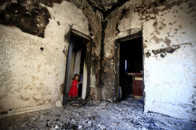 Девочка в доме, уничтоженном в ходе боев между повстанцами и войсками Каддафи в Триполи.