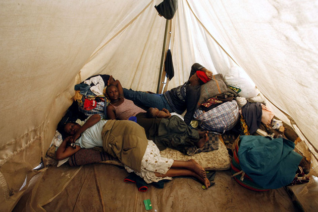 Люди из племени Кикуйу, бежавшие из трущоб Матхаре из-за беспорядков. Найроби.