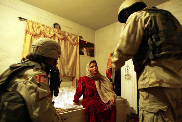 Солдаты 3-го батальона 21-го пехотного полка допрашивают жену подозреваемого в транспортировке взрывчатки. Мосул, Ирак.