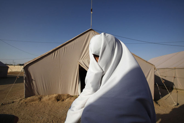Ливийская беженка в лагере на границе с Тунисом.
