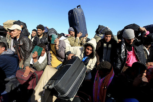 Египтяне бегут из Ливии, ливийско-тунисская граница.
