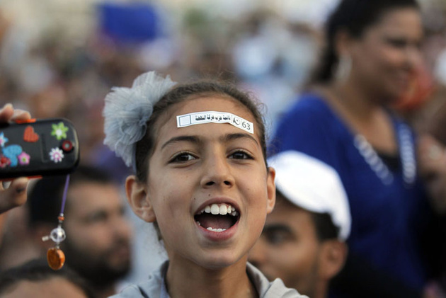 Девочка скандирует лозунги на закрытии съезда исламистской Партии возрождения в Тунисе.
