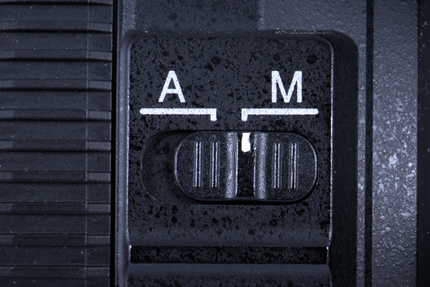 Как правило, чтобы отключить автоматическую фокусировку, нужно перевести переключатель “А-М” на объективе в положение “М”. 