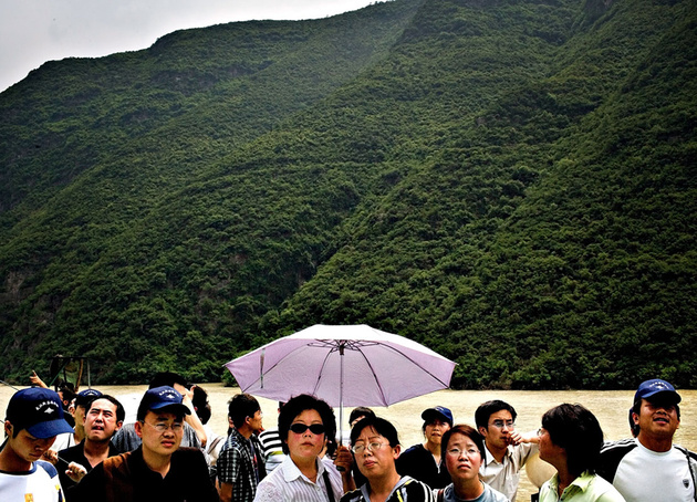 Туристы на плотине "Три ущелья"