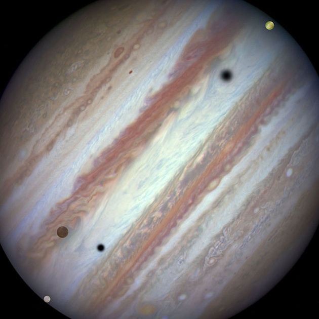 Редкий проход трех лун над поверхностью Юпитера