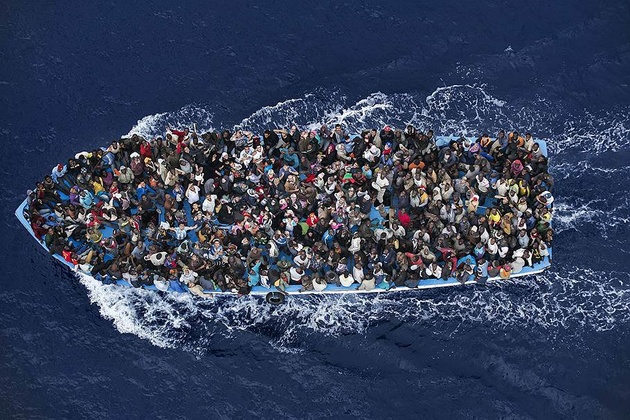Массимо Сестини (Massimo Sestini). Италия. Люди, спасенные после кораблекрушения, недалеко от Ливии.