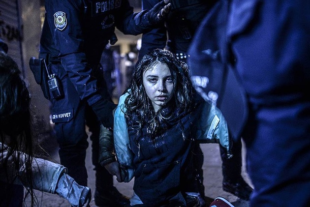 Бюлент Килич (Bulent Kilic). Турция. Молодая девушка раненая во время столкновений между полицией и демонстрантами после похорон 15-летнего Беркина Эльвана.