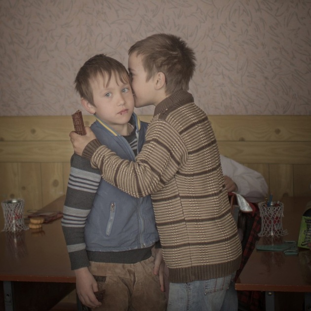 Оса Шёстём (Asa Sjostrom). Швеция. Братья-близнецы Игорь и Артур из молдавского детского дома раздают конфеты своим одноклассникам во время празднования их 9-го дня рождения.