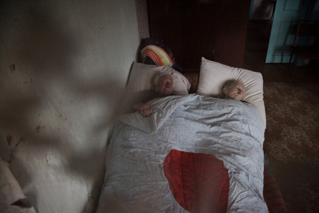 Ранним утром Лида и Миша спят в своей постели. 