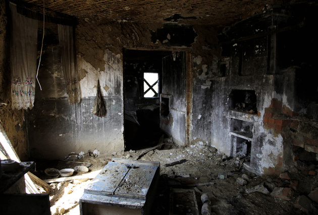 Заброшенный дом в деревне. Большинство жителей (около 1000 человек) покинули свои жилища после Чернобыльской аварии в 1986 году.