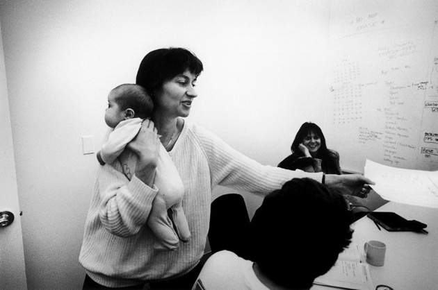 Работник Apple, Сара Кларк, нянчится со своим ребенком в рабочее время (1993)