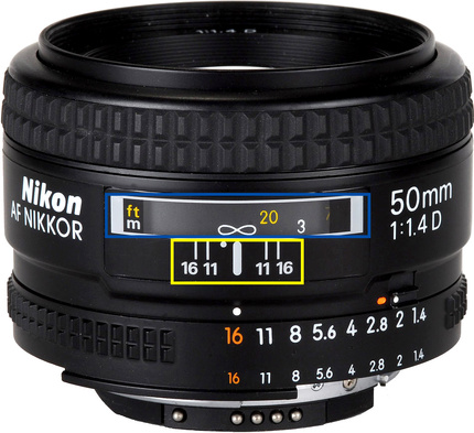 Простая шкала глубины резкости на объективе Nikon 50mm f/1.4D AF Nikkor. Как ею пользоваться? 

На шкале приведены значения диафрагм F11 и F16 с рисками (выделены желтым), над ними — шкала расстояний фокусировки (выделена синим). При фокусировке на определенную дистанцию мы увидим какие, расстояния окажутся между рисками шкалы глубины резкости. Они и будут говорить, в каких пределах будет распространяться ГРИП. Стоит оговориться, что на современных объективах всё реже делают такую шкалу, так как оценить ГРИП по ней можно только очень грубо.