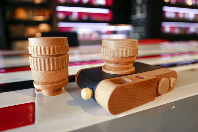 Деревянная игрушечная Leica с двумя сменными объективами