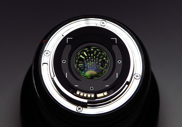 Светофильтры можно устанавливать за задней линзой Canon EF 11-24mm f/4L USM. Для фильтров есть специальные пазы
